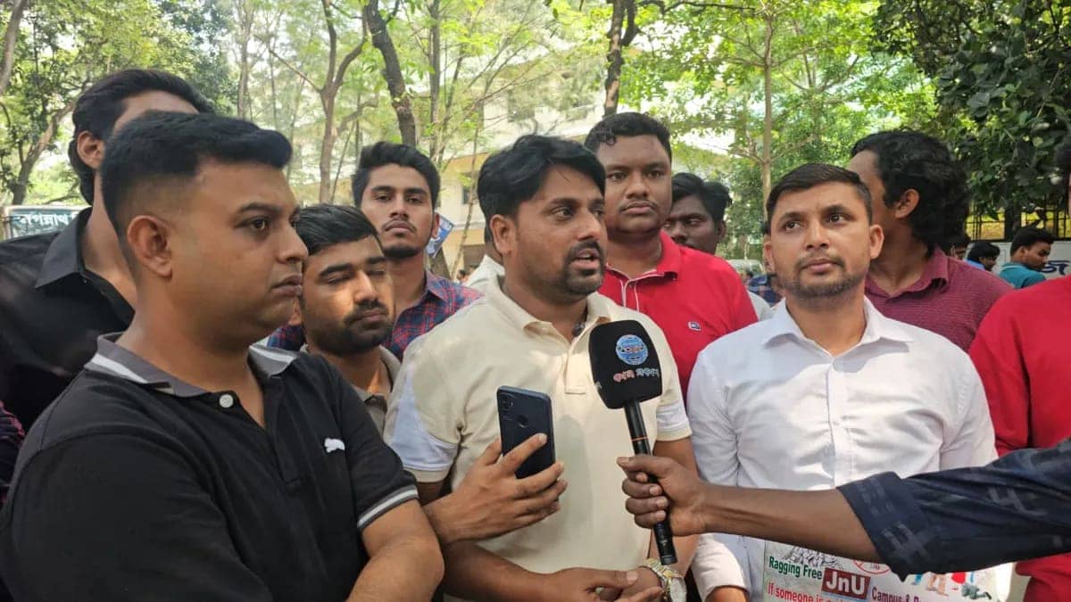 নবীনদের জন্য র্যাগিংমুক্ত ক্যাম্পাস গড়তে জবি ছাত্রদলের সচেতনতামূলক কর্মসূচি