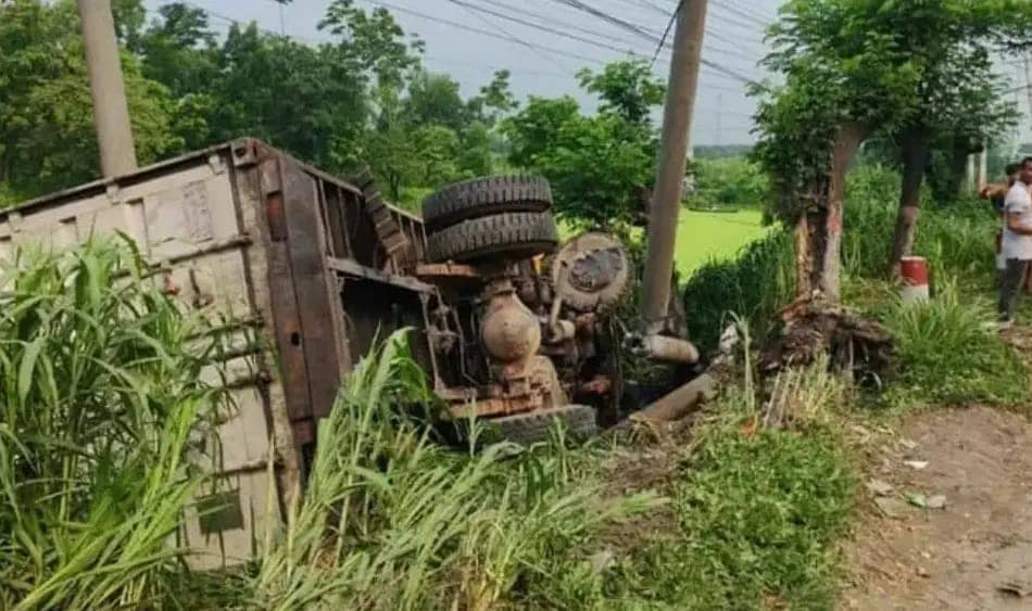 সোনারগাঁয়ে চলন্ত কাভার্ড ভ্যান উল্টে চালকের মৃত্যু