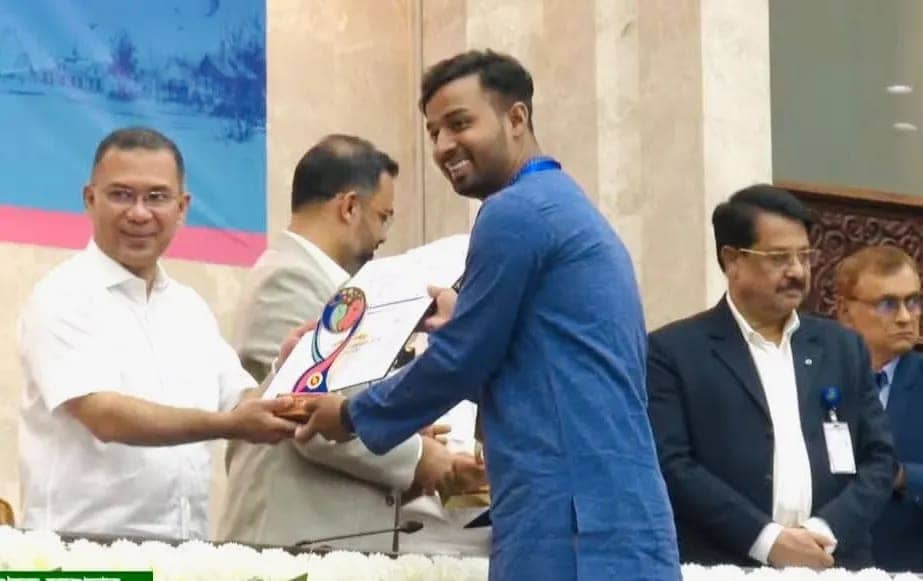প্রধানমন্ত্রীর হাত থেকে ইয়ুথ ভলান্টিয়ার অ্যাওয়ার্ড পেলেন রাঙ্গামাটির সাইমুন